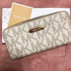 Authentic Michael Kors jet set vanilla wallet